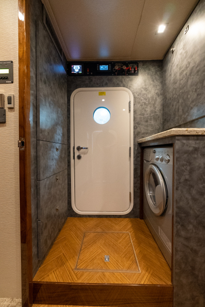 92' 2020 Viking 92 Skybridge