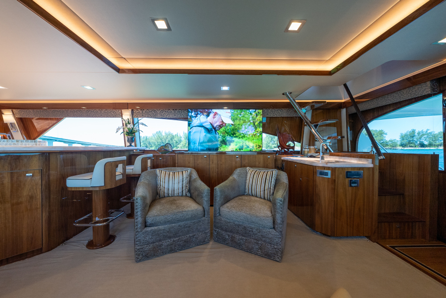 92' 2020 Viking 92 Skybridge