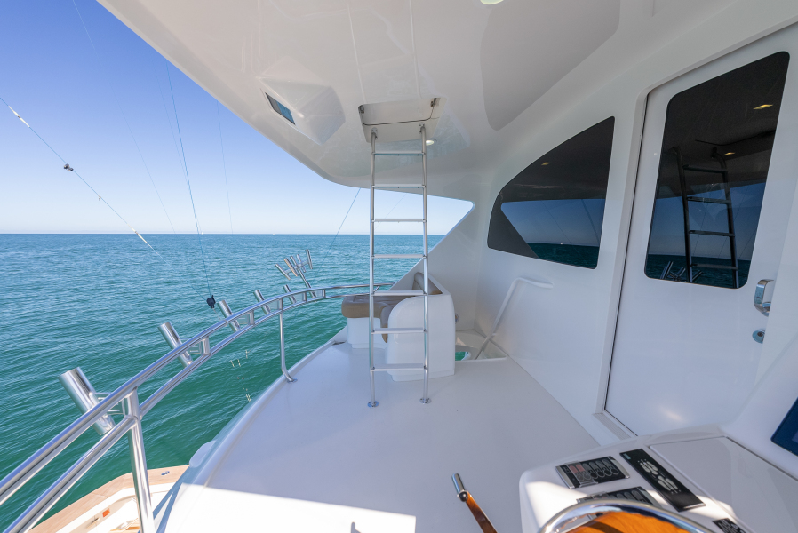 92' 2020 Viking 92 Skybridge
