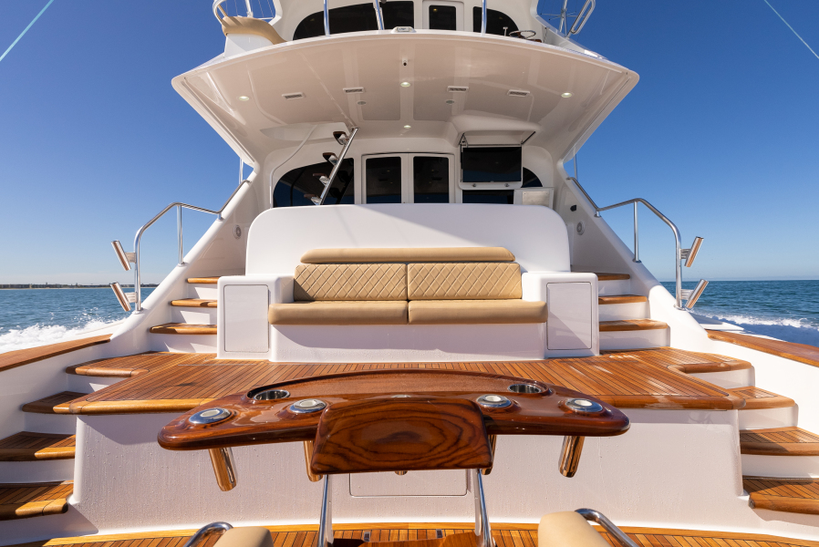 92' 2020 Viking 92 Skybridge