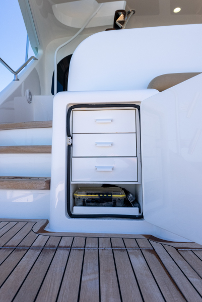 92' 2020 Viking 92 Skybridge