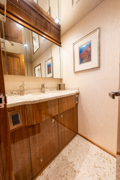92' 2020 Viking 92 Skybridge