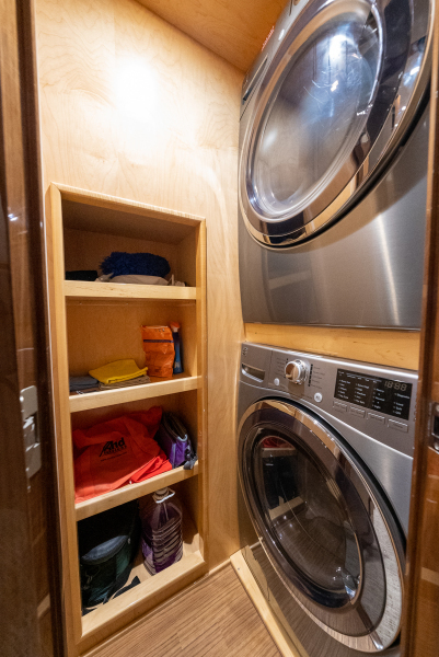 92' 2020 Viking 92 Skybridge