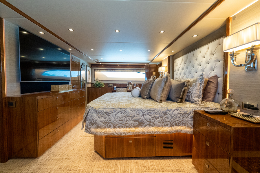 92' 2020 Viking 92 Skybridge