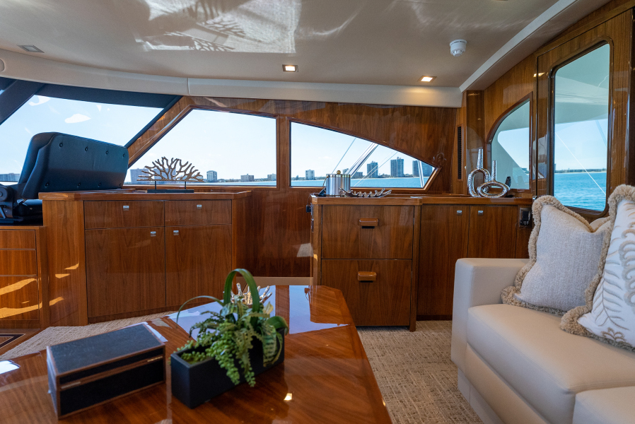 92' 2020 Viking 92 Skybridge