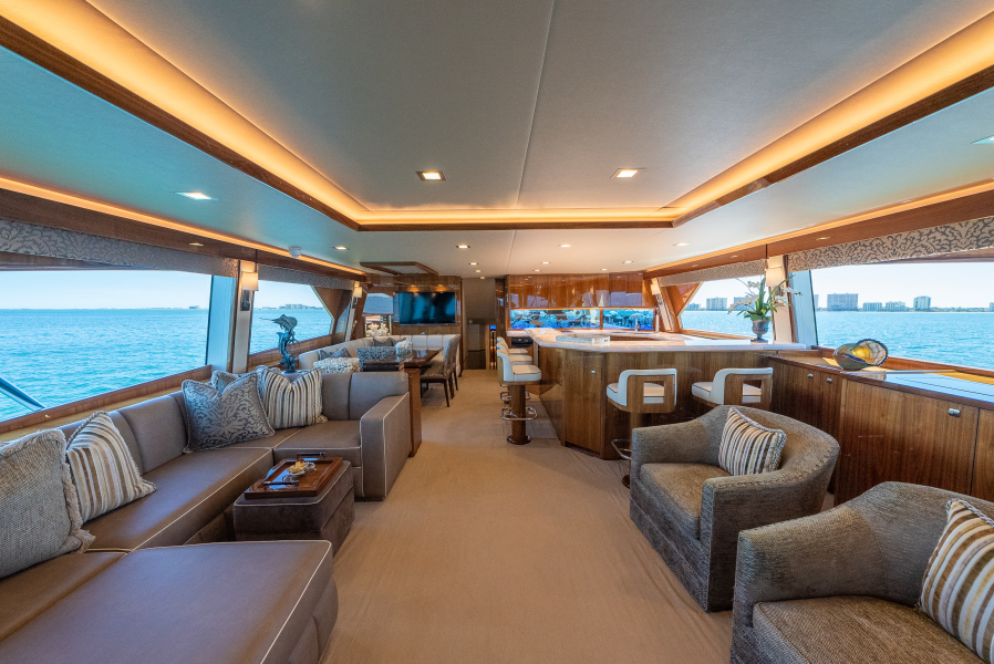 92' 2020 Viking 92 Skybridge