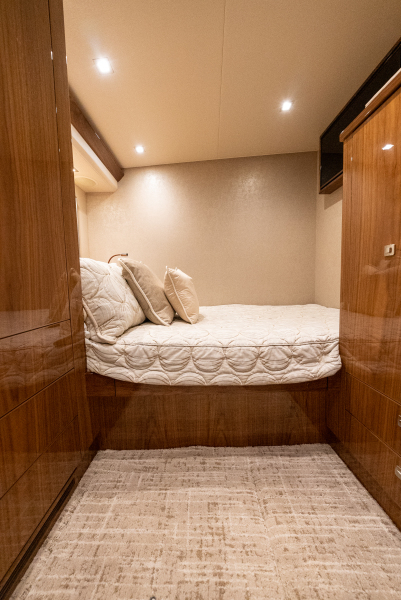 92' 2020 Viking 92 Skybridge