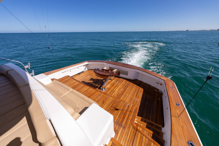 92' 2020 Viking 92 Skybridge