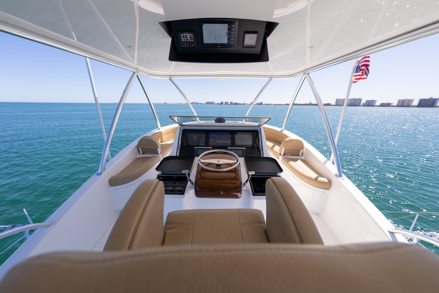 92' 2020 Viking 92 Skybridge