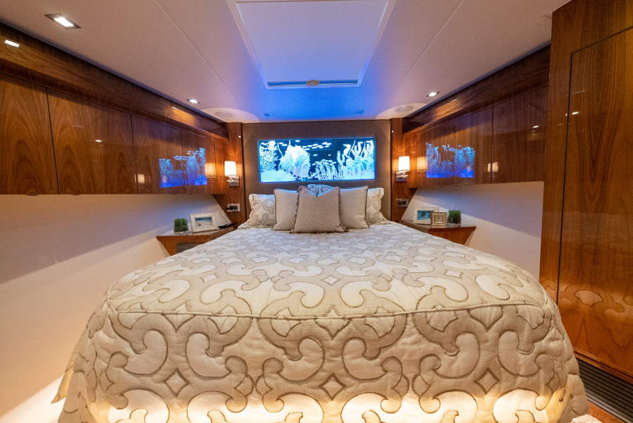 92' 2020 Viking 92 Skybridge
