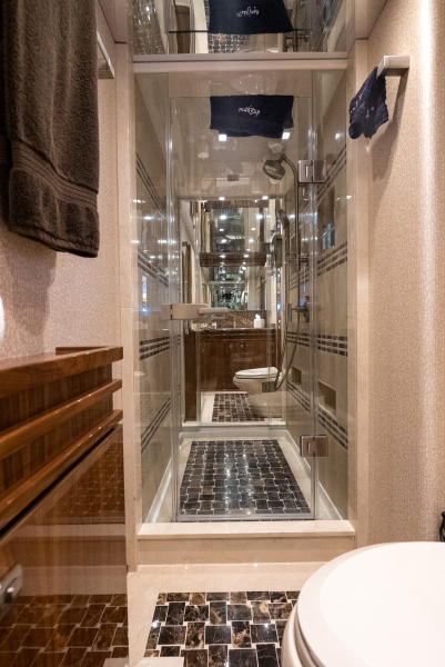 92' 2020 Viking 92 Skybridge