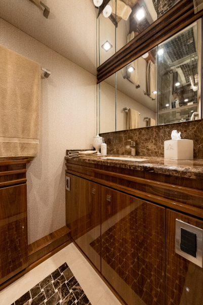92' 2020 Viking 92 Skybridge