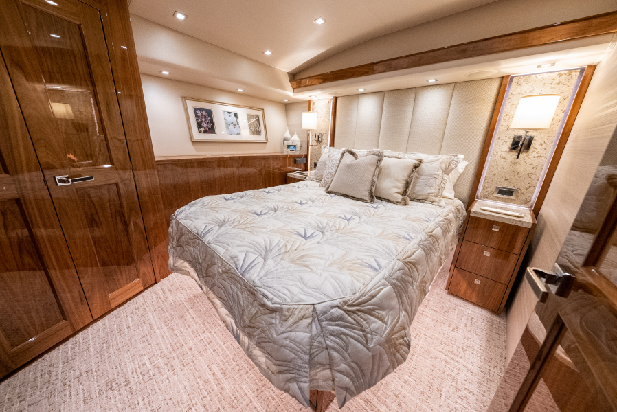 92' 2020 Viking 92 Skybridge