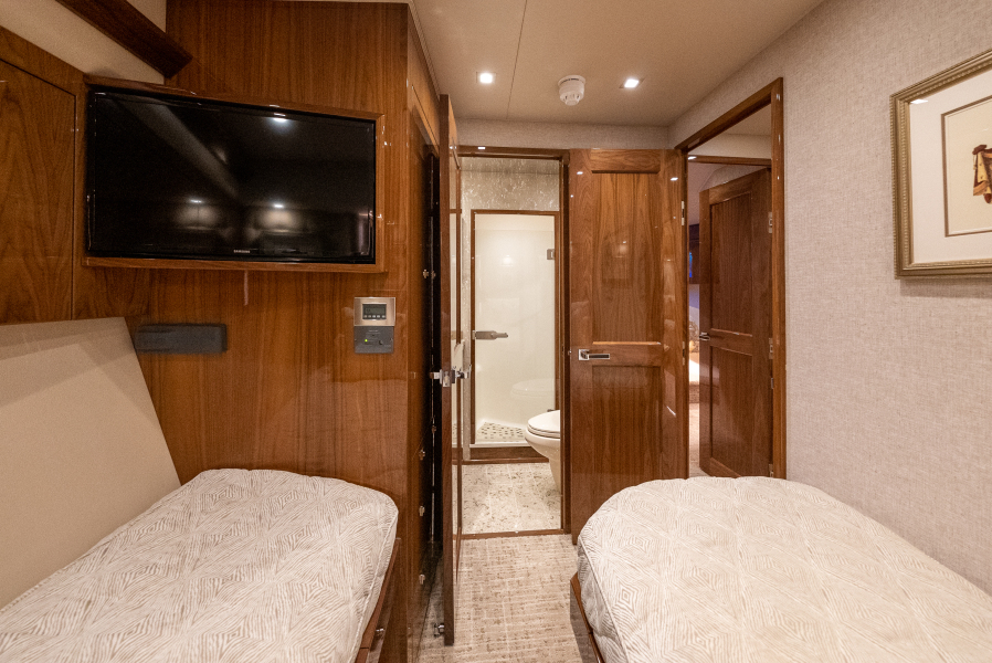 92' 2020 Viking 92 Skybridge