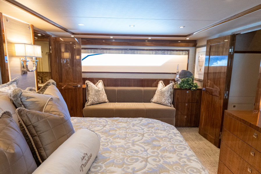 92' 2020 Viking 92 Skybridge