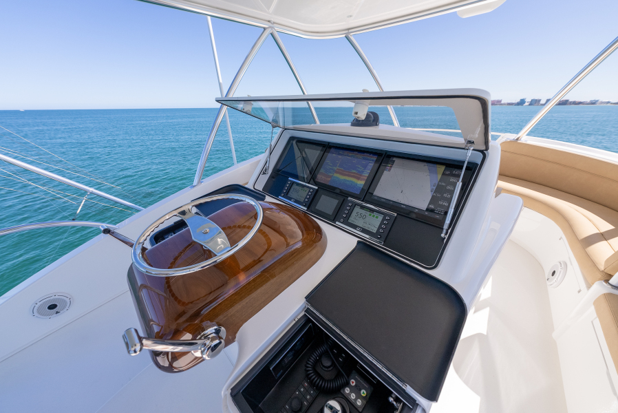 92' 2020 Viking 92 Skybridge