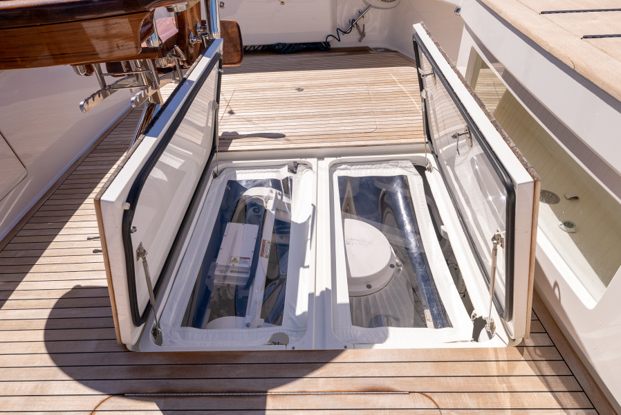 92' 2020 Viking 92 Skybridge