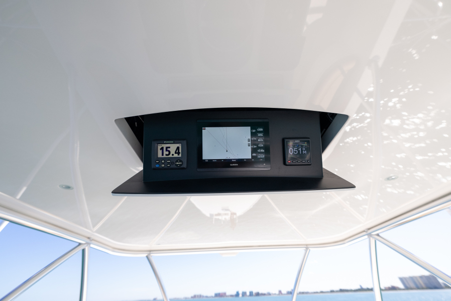92' 2020 Viking 92 Skybridge
