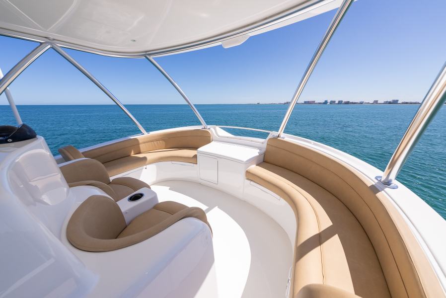 92' 2020 Viking 92 Skybridge