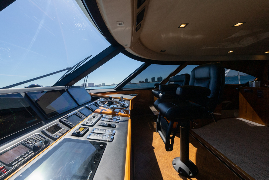 92' 2020 Viking 92 Skybridge