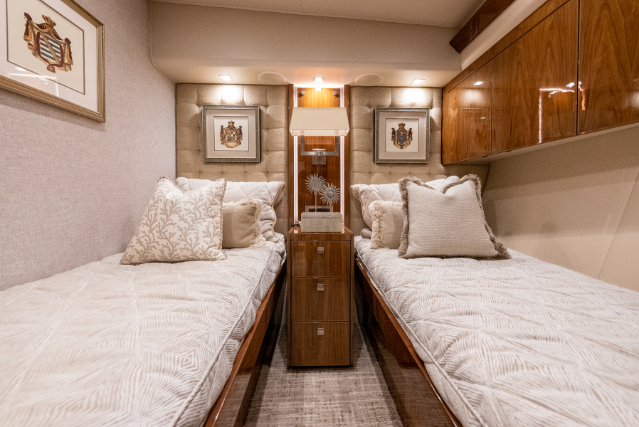 92' 2020 Viking 92 Skybridge