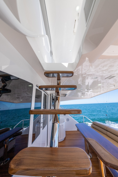92' 2020 Viking 92 Skybridge