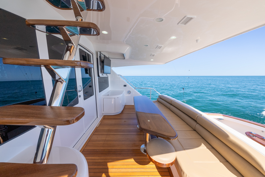 92' 2020 Viking 92 Skybridge