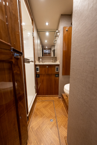 92' 2020 Viking 92 Skybridge