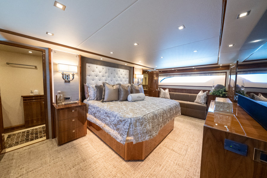 92' 2020 Viking 92 Skybridge