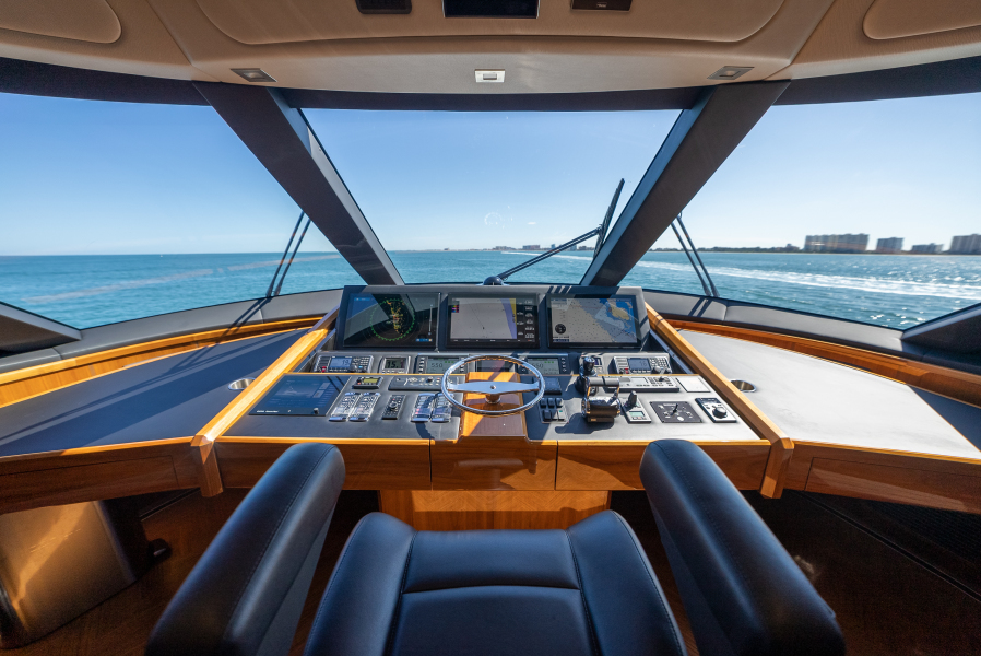 92' 2020 Viking 92 Skybridge