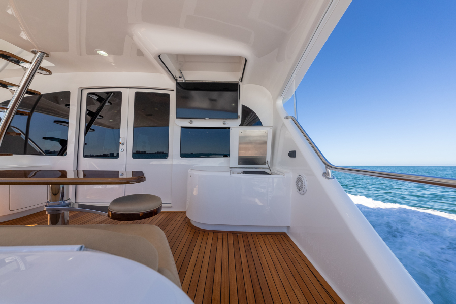92' 2020 Viking 92 Skybridge