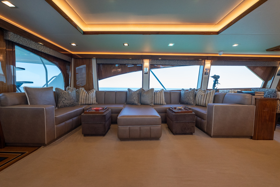 92' 2020 Viking 92 Skybridge