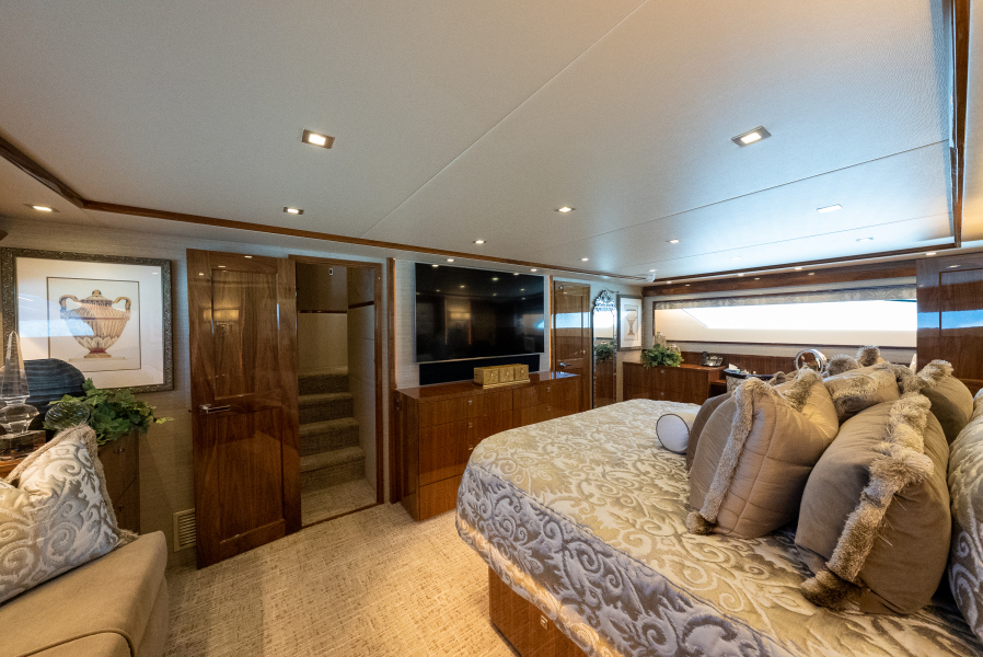 92' 2020 Viking 92 Skybridge