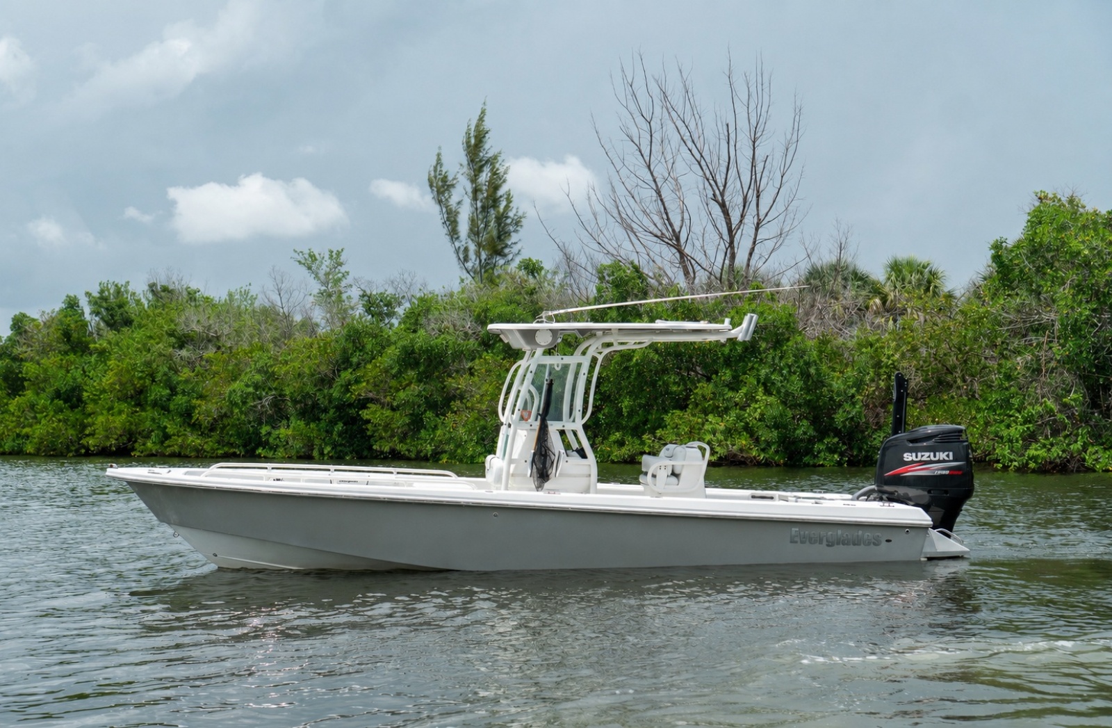 24' 2007 Everglades 243CC