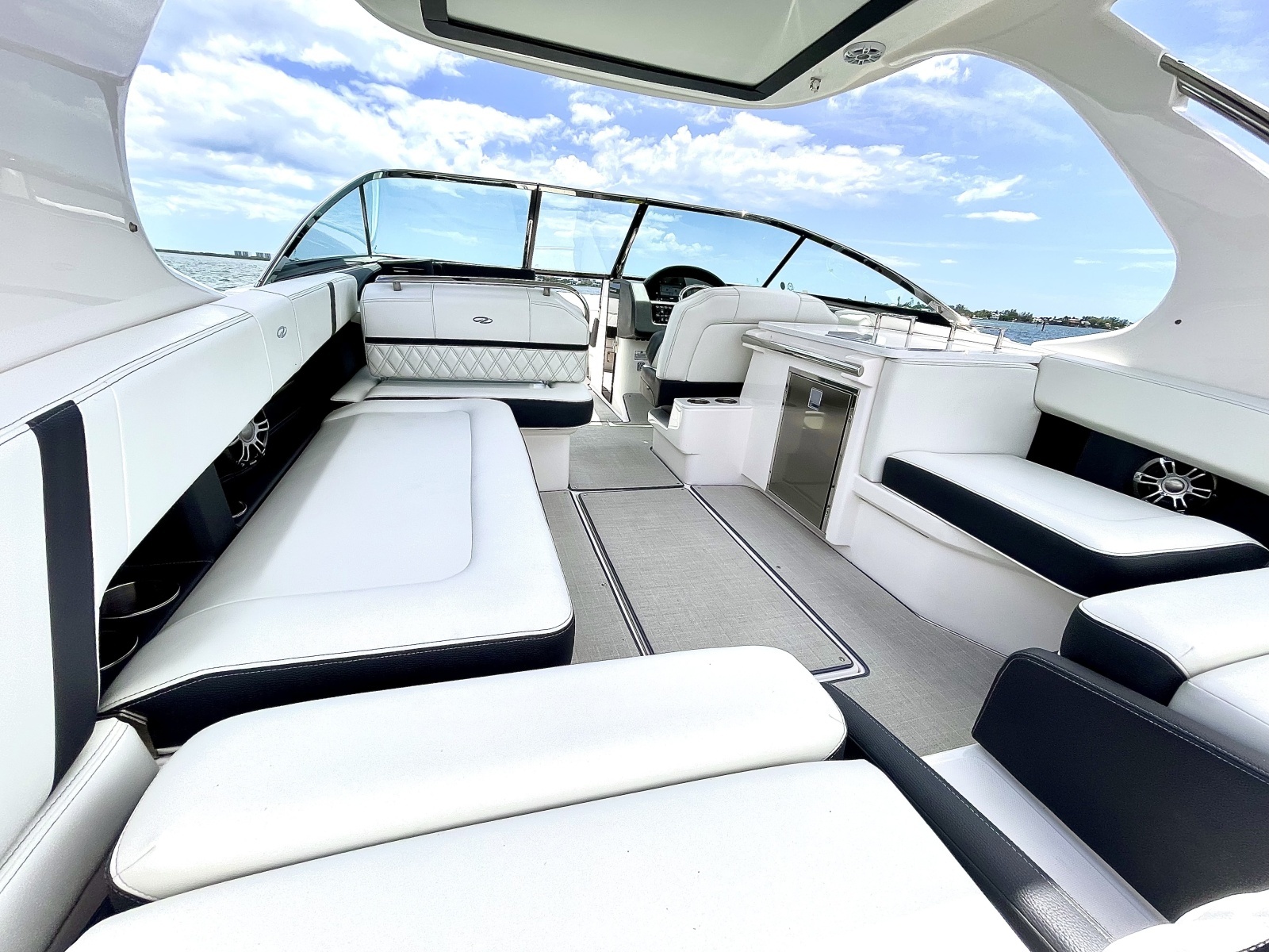 Crystal Clear 29ft Regal Yacht For Sale