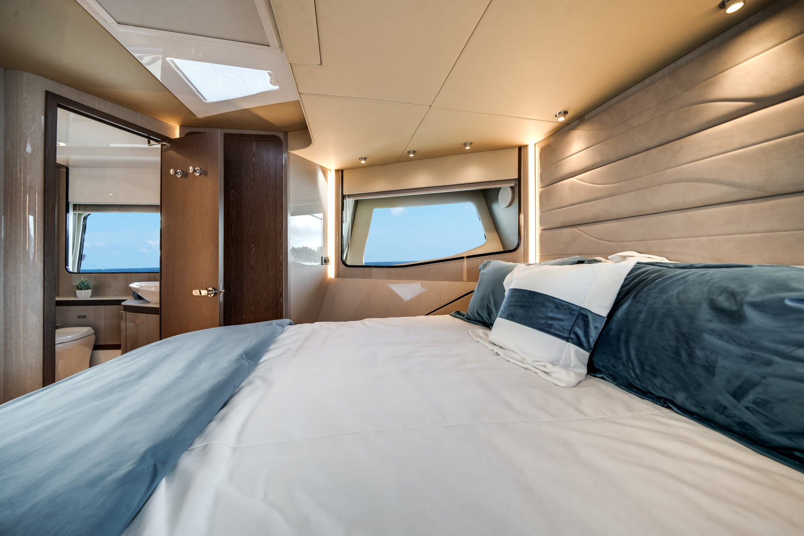 57ft Cruisers Yachts Yacht For Sale