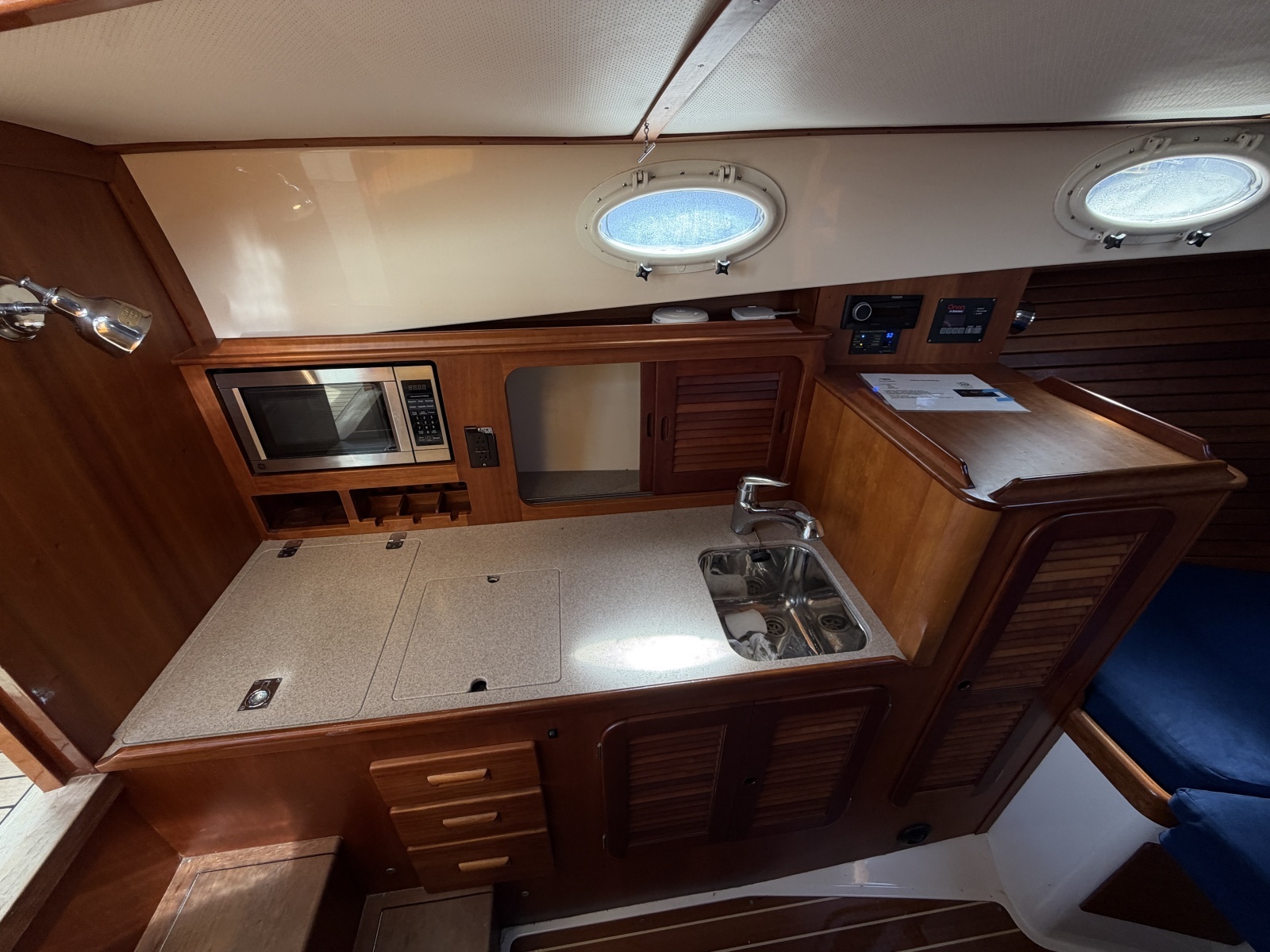 2009 Hinckley Picnic Boat 37 MKIII