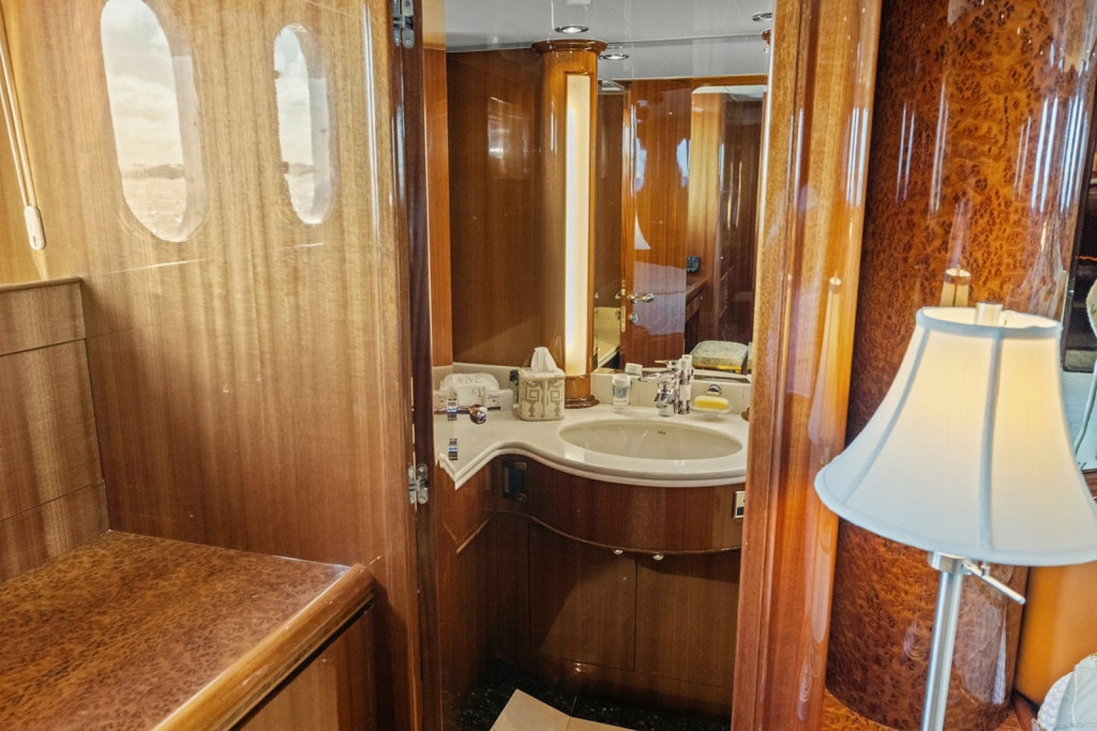 2005 Horizon 82