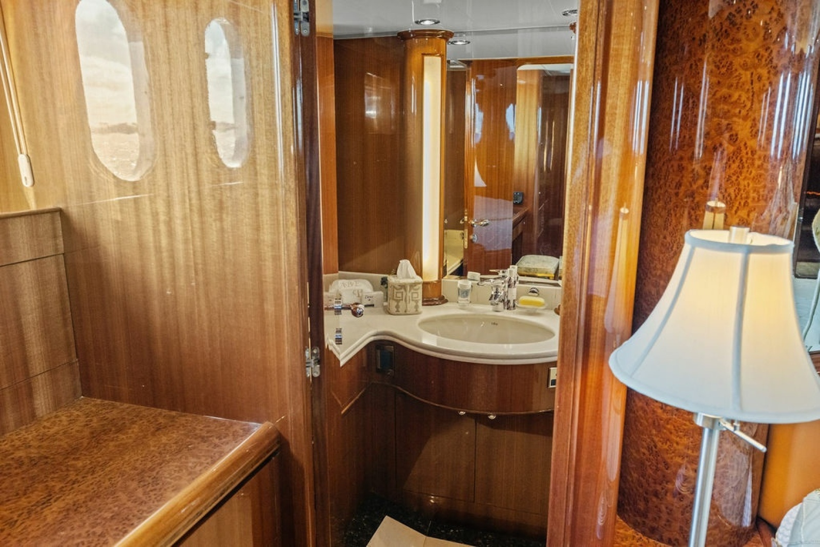 2005 Horizon 82