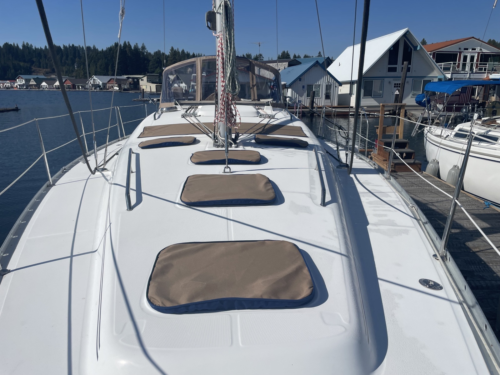 Foredeck of 2007  Beneteau 393