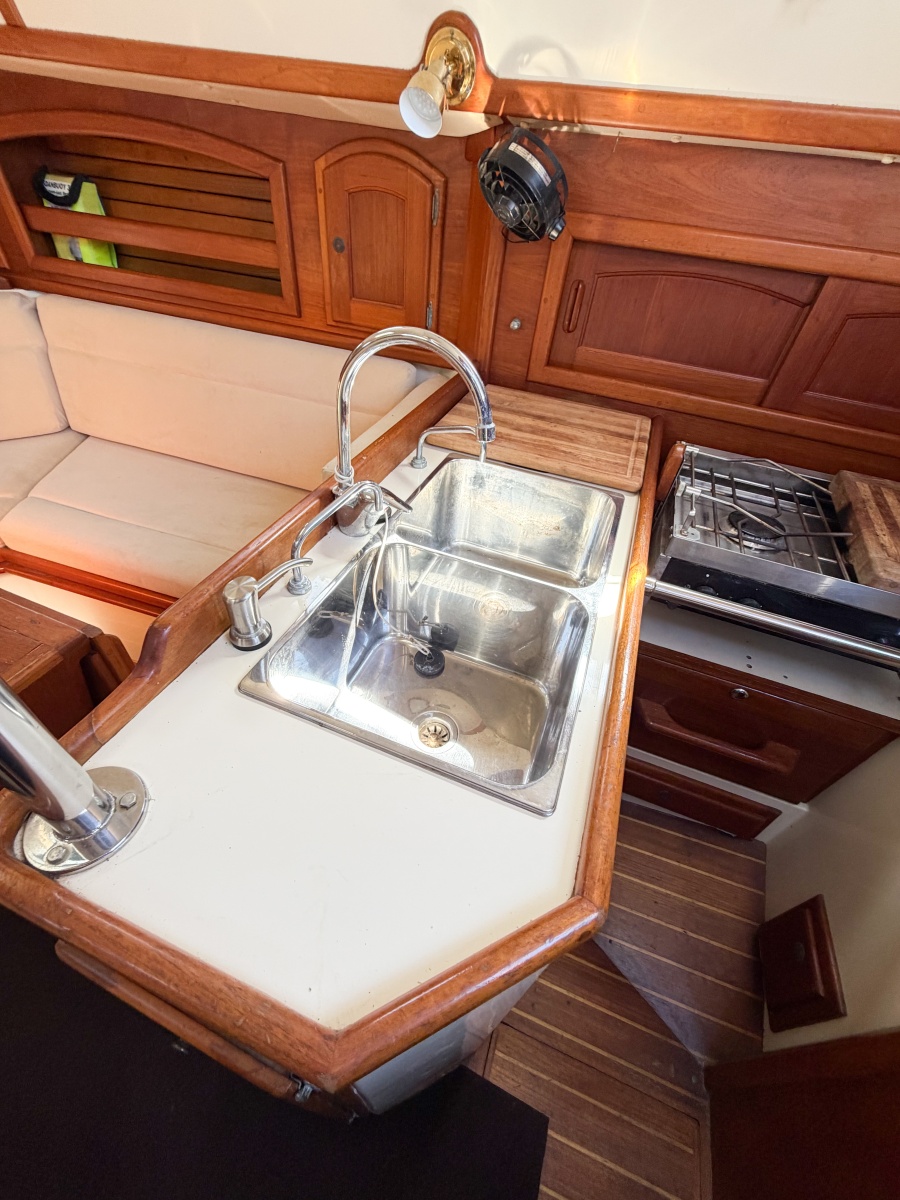 1998 Pacific Seacraft 37