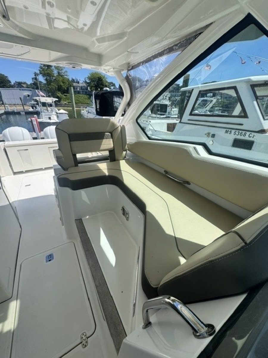 2021 Pursuit 326 DC
