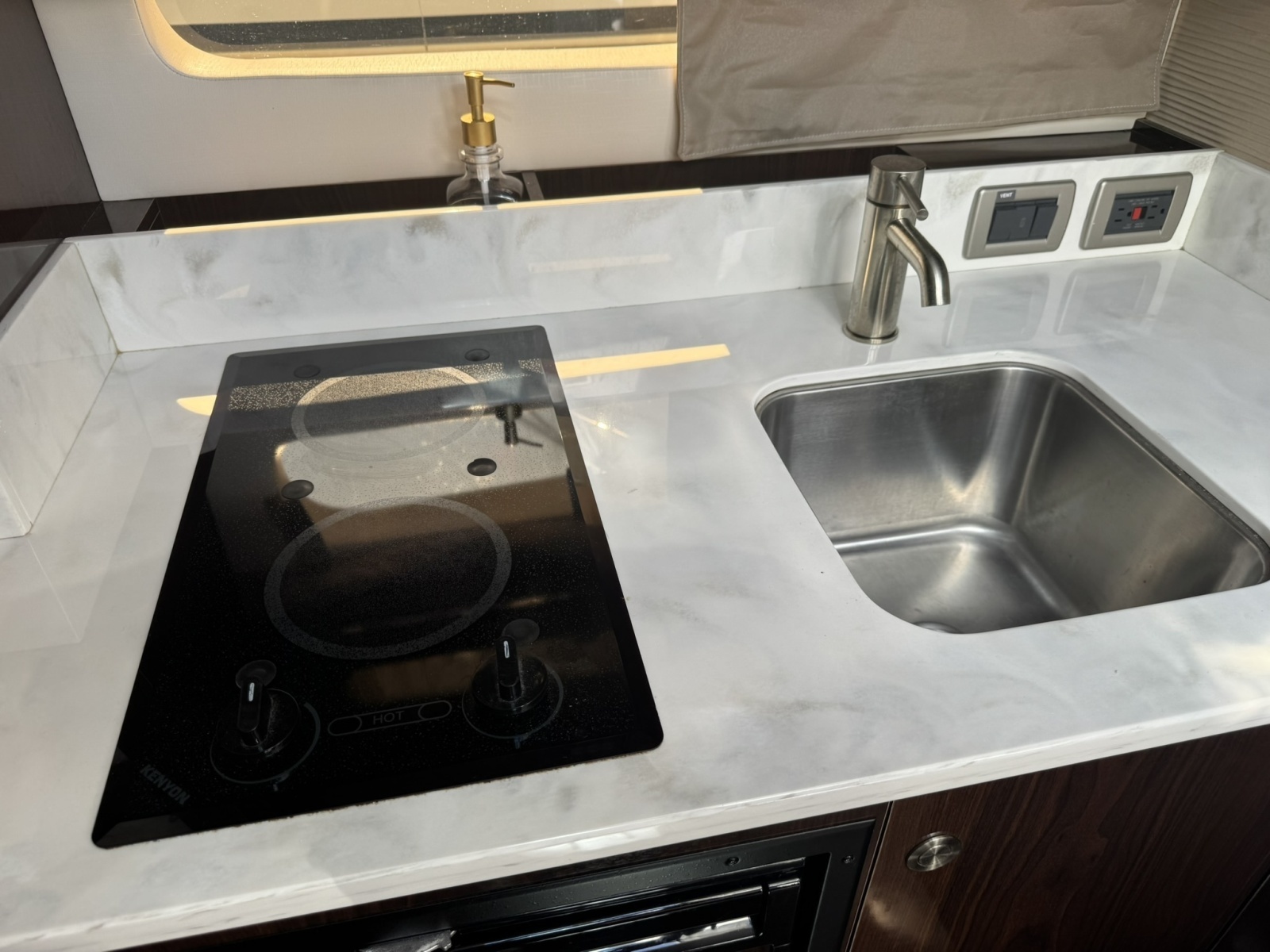 2018 Sea Ray 350 Sundancer