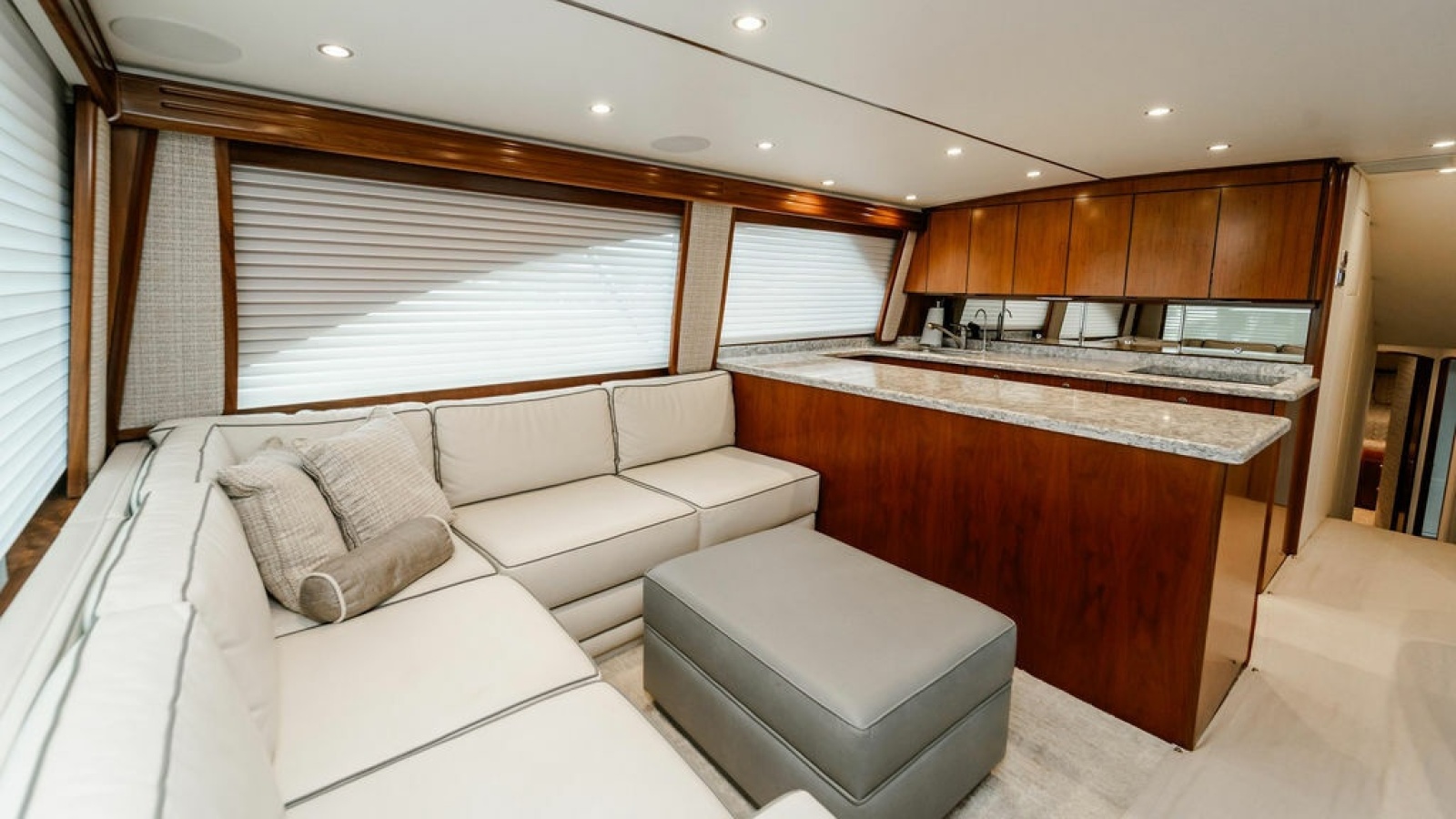 58 Viking - Salon & Galley
