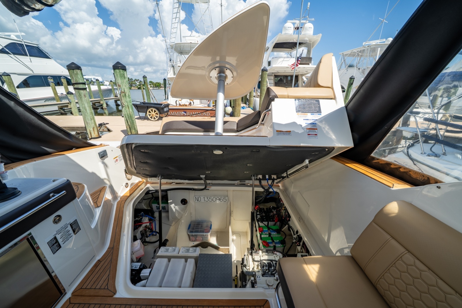 2025 Sea Ray 320 Sundancer