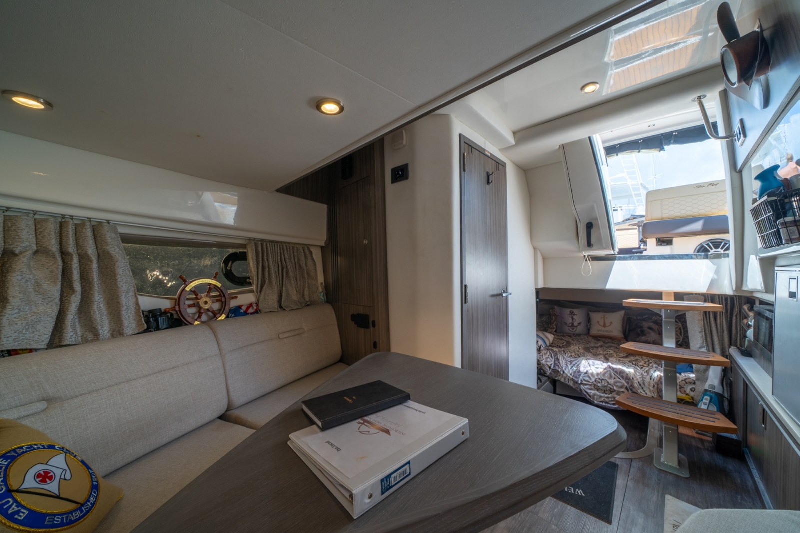 2025 Sea Ray 320 Sundancer