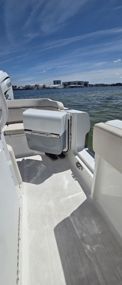 2021 Sea Hunt Escape 27 Center Console