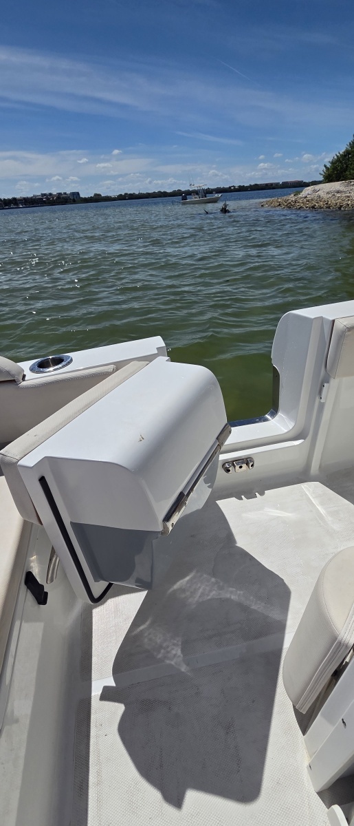 2021 Sea Hunt Escape 27 Center Console