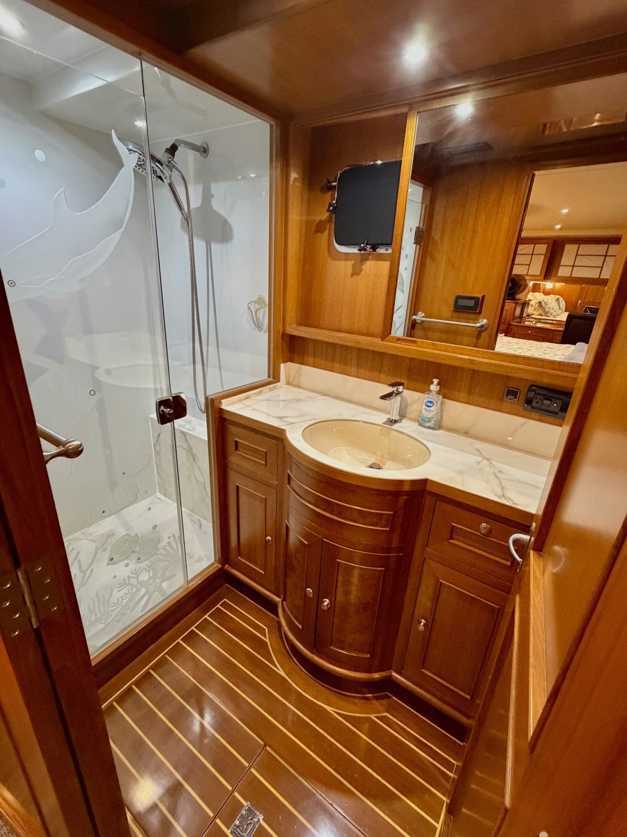 Alaskan 70 OHANA - Master Stateroom Ensuite Head