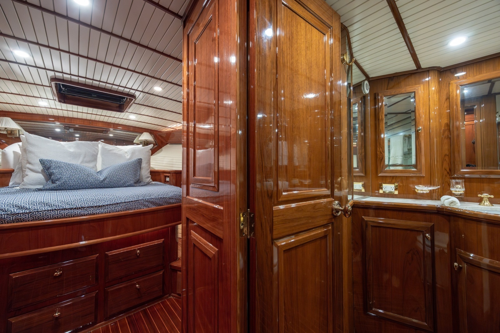 B 58ft Donzi Yacht For Sale
